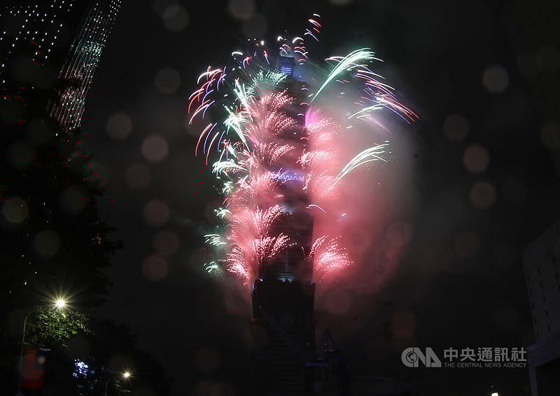 台北101於1日凌晨零時準時上演長達6分鐘的精彩跨年煙火秀，與全台民眾一同慶祝2026年新年到來，儘管天氣不佳飄著雨絲，仍不減煙花綻放時的璀璨魅力。中央社記者張新偉攝　115年1月1日&nbsp;&nbsp;&nbsp;圖：中央社提供