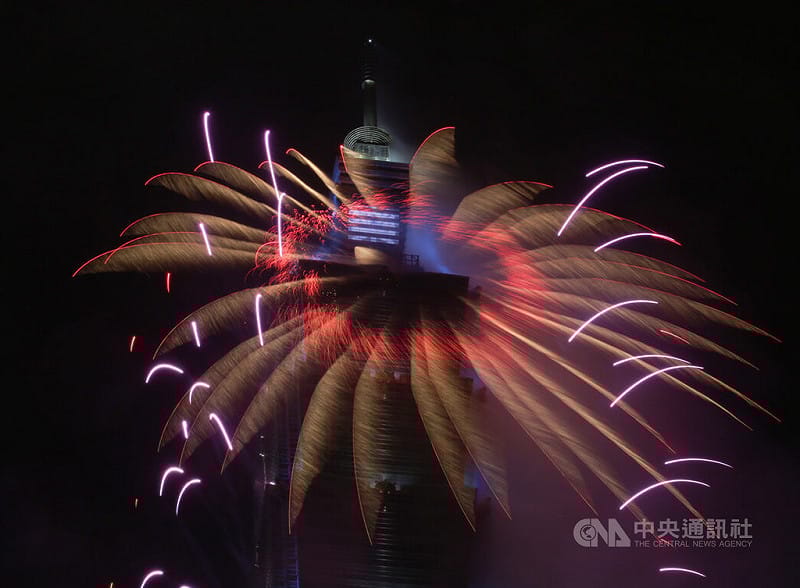 台北101每年定番上演的跨年煙火秀是許多民眾迎新送舊的必看展演，今年煙火施放長達6分鐘，搭配台灣年輕世代原創音樂，照亮台北冬夜，歡慶2026年的到來。中央社記者張新偉攝　115年1月1日&nbsp;&nbsp;&nbsp;圖：中央社提供