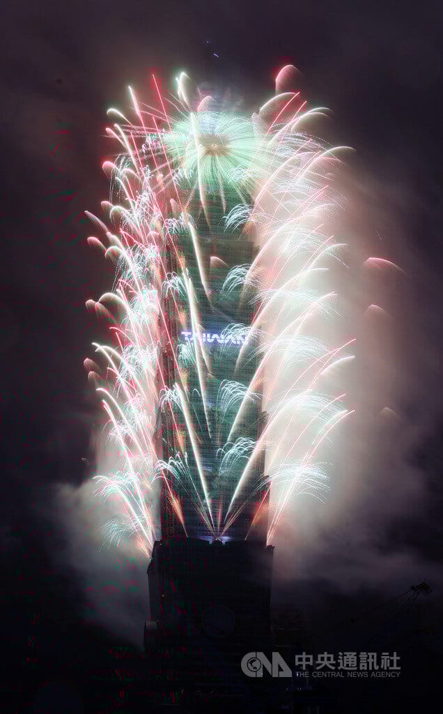 台北101跨年煙火秀已是不少人每年歲末年終、迎新送舊時的關注焦點，2026年的精彩展演長達6分鐘，結合5大主題章節與專屬配樂，陪伴民眾一同歡迎嶄新年度到來。中央社記者張新偉攝　115年1月1日&nbsp;&nbsp;&nbsp;圖：中央社提供