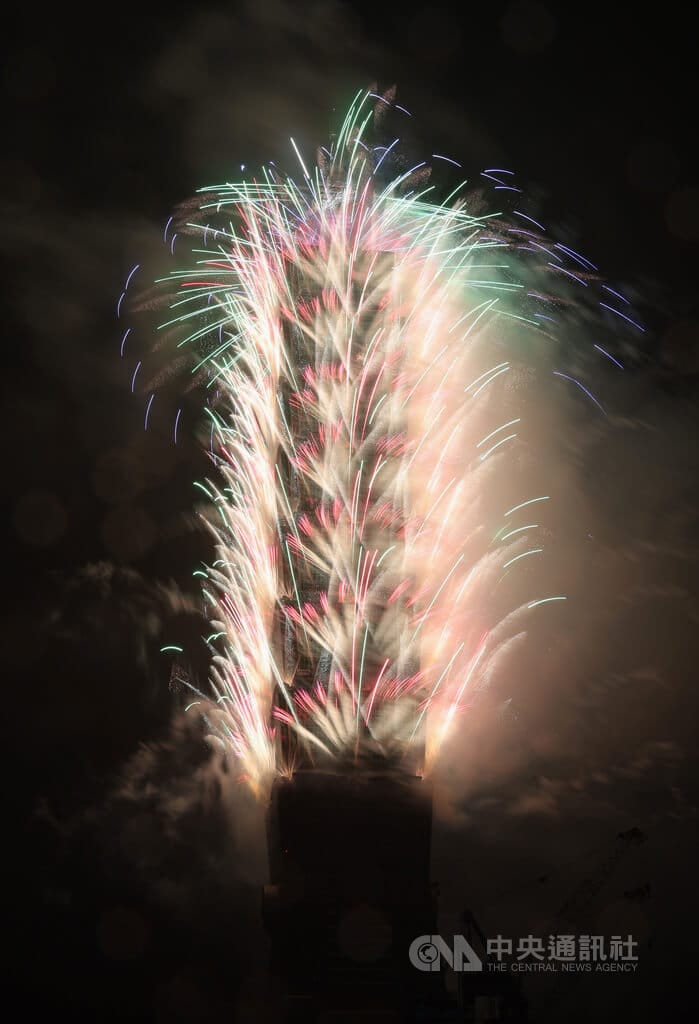 告別2025、迎接2026，台北101煙火秀於1日第一時間熱鬧綻放，長達6分鐘，以明亮多彩的效果照亮冬日夜空。中央社記者張新偉攝　115年1月1日&nbsp;&nbsp;&nbsp;圖：中央社提供