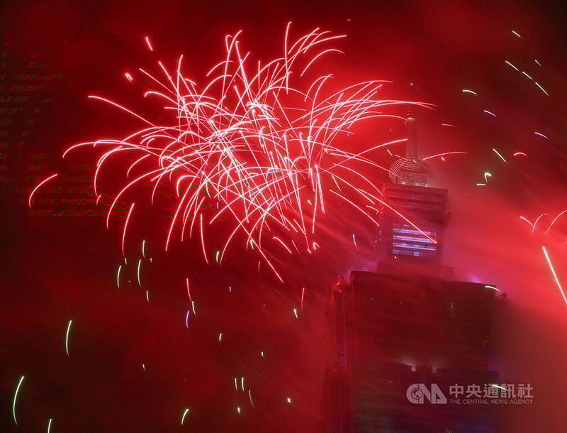 陪伴民眾迎接2026，台北101於1日第一時間上演精彩煙火秀，以絢爛煙火照耀冬日台北溼涼夜空，為新年度拉開燦爛序章。中央社記者張新偉攝　115年1月1日&nbsp;&nbsp;&nbsp;圖：中央社提供