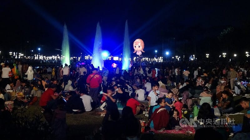 菲律賓人重視親情，許多家庭於12月31日晚間在馬尼拉市地標黎薩公園席地而坐，利用跨年的機會聯繫感情。中央社記者林行健馬尼拉攝 115年1月1日&nbsp;&nbsp;&nbsp;圖：中央社提供