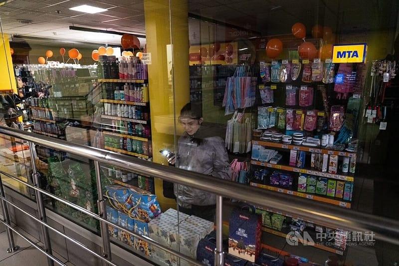 世界多地燈火中迎接新年，烏克蘭卻一片昏暗。在俄羅斯持續空襲能源設施下，烏克蘭正處於限電狀態。有市民在商店內需要用手機照明。中央社記者陳彥婷基輔攝 115年1月1日&nbsp;&nbsp;&nbsp;圖：中央社提供