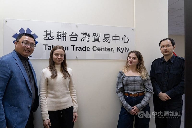 在俄羅斯持續空襲能源設施下，烏克蘭正處於限電狀態。基輔台灣貿易中心主管謝和昆（左1）表示，今年冬季停電情況較去年嚴重，幸好大樓有外接發電機供電，但仍非完全穩定。 中央社記者陳彥婷基輔攝 115年1月1日&nbsp;&nbsp;&nbsp;圖：中央社提供