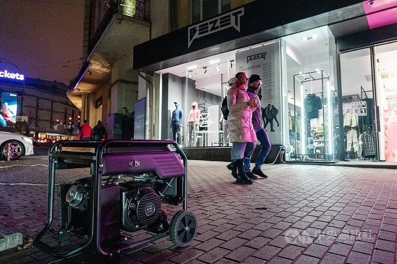 在俄羅斯持續空襲能源設施下，烏克蘭正處於限電狀態。不少商家另購發電機來維持營業。中央社記者陳彥婷基輔攝 115年1月1日&nbsp;&nbsp;&nbsp;圖：中央社提供