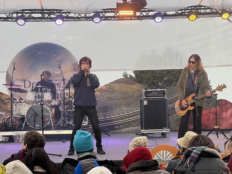 2026年元旦阿里山日出印象音樂會董事長樂團唱演出「嘉義優先」、「向前行」與「眾神護台灣」等歌曲，將現場氣氛炒到最高點。（嘉義縣政府提供）中央社記者蔡智明傳真　115年1月1日&nbsp;&nbsp;&nbsp;圖：嘉義縣政府提供