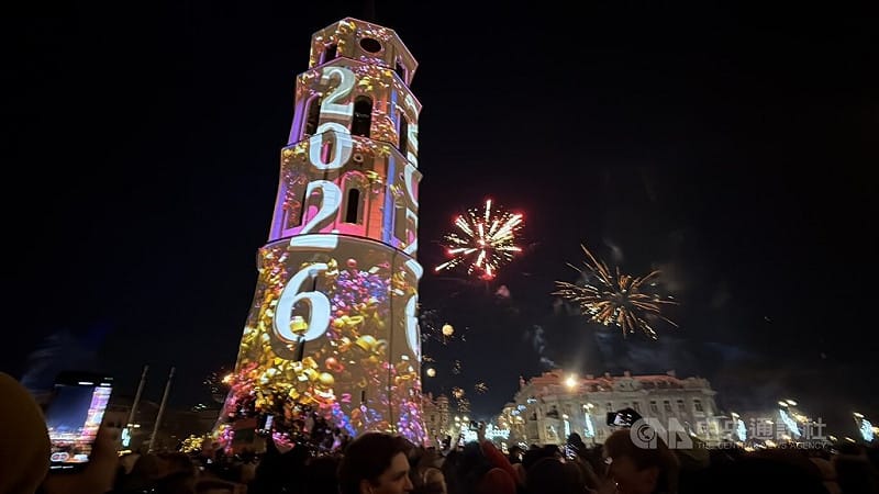 倒數時刻結束後，維爾紐斯大教堂前鐘塔亮起巨大的「2026」字樣，象徵新年正式來臨。中央社記者游堯茹維爾紐斯攝　115年1月1日&nbsp;&nbsp;&nbsp;圖：中央社提供