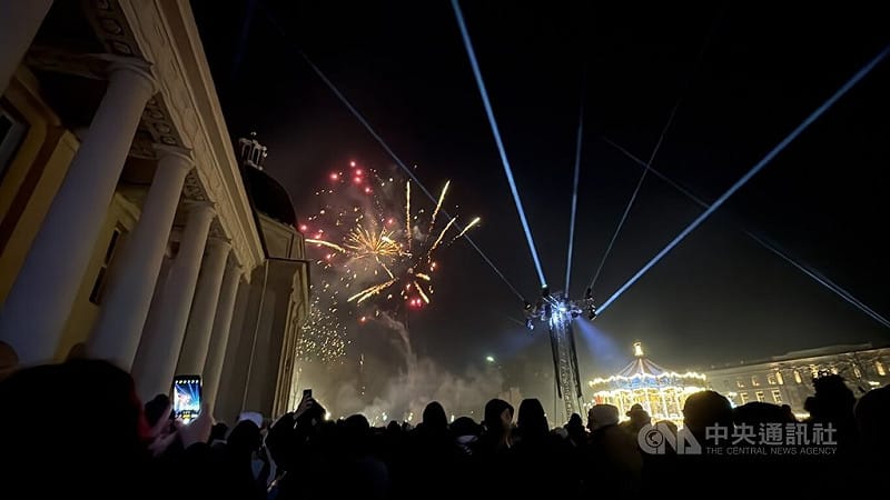 儘管維爾紐斯市政府未安排煙火施放，仍能在活動周邊見到許多民眾自行燃放煙火，為寒冷的夜空添上不同的光影。中央社記者游堯茹維爾紐斯攝　115年1月1日&nbsp;&nbsp;&nbsp;圖：中央社提供