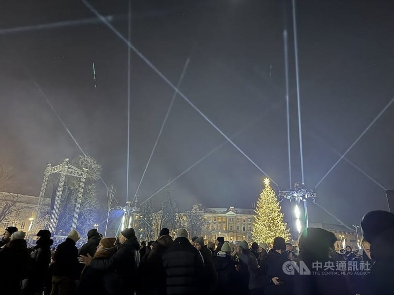 立陶宛維爾紐斯跨年夜的雷射燈光秀隨著音樂律動，光束在夜空中交織閃耀。中央社記者游堯茹維爾紐斯攝　115年1月1日&nbsp;&nbsp;&nbsp;圖：中央社提供