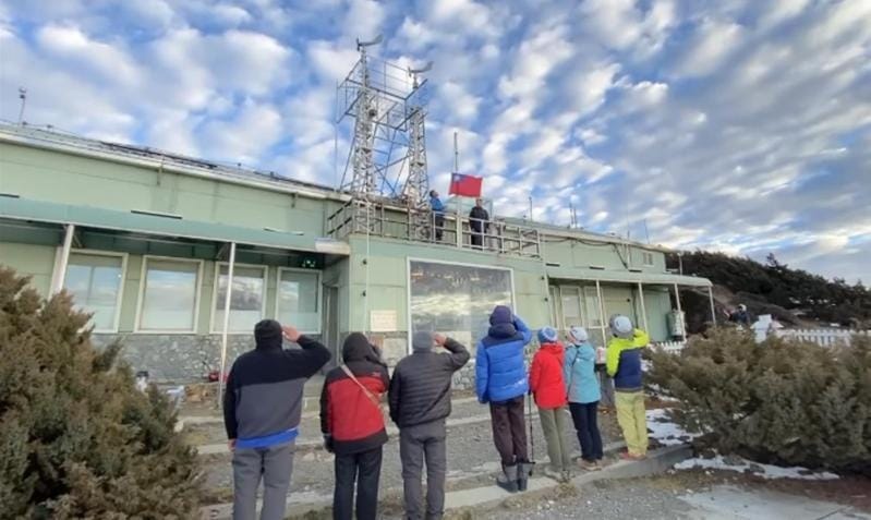 玉山氣象站舉行升旗典禮，有數名登山客參加。&nbsp;&nbsp;&nbsp;圖：翻攝鄭明典臉書