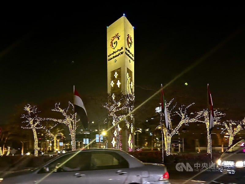 埃及中上階層與上流社會家庭在過去5年，大量移居到都市規劃新穎且街道寬敞的新開羅，或周邊新型高級住宅社區，也因此讓節慶活動隨著主要消費人群而轉移到該處。圖為新開羅區內第一座大型高級購物商場「節慶城」，以繽紛照明點燃節慶氣氛。中央社記者施婉清開羅攝 115年1月1日&nbsp;&nbsp;&nbsp;