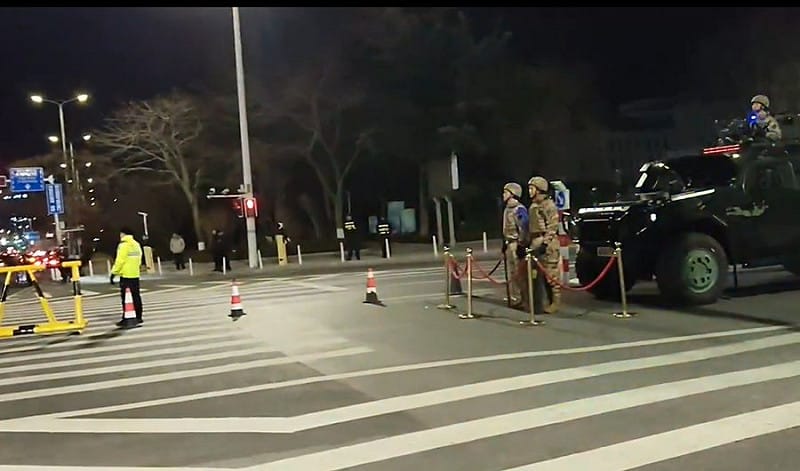  石老人海岸今年在約1.7公里的海岸線全程設置圍欄，警力密集到「五步一崗」，多個出入口還實施搜身檢查。 圖：翻攝自 X 