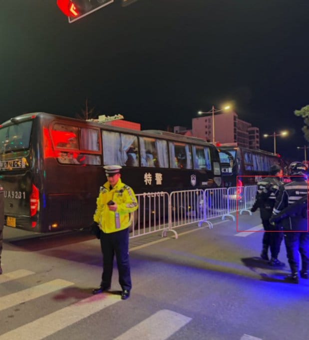  石老人海岸現場武警、特警均前來戒備支援。 圖：翻攝自 X 