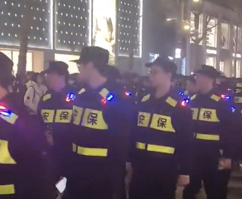  浙江杭州湖濱出動大批警察、保安人員，網友戲稱今年跨年人有一半是警察保安。 圖：翻攝自 X 