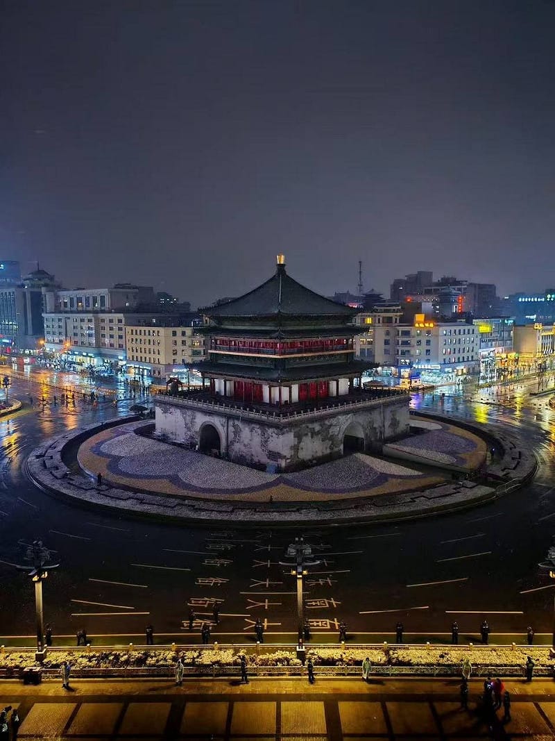  ‪西安跨年夜現場鐘樓關閉燈光，道路封鎖，警察嚴陣以待。‬ 圖：翻攝自 X 