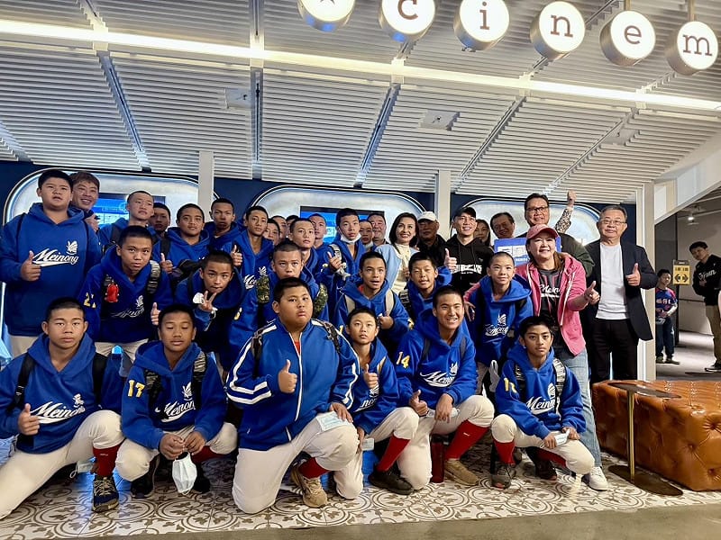 邀請美濃國中小棒球隊一起觀賞紀錄電影《冠軍之路》。&nbsp;&nbsp;&nbsp;圖：邱議瑩辦公室/提供