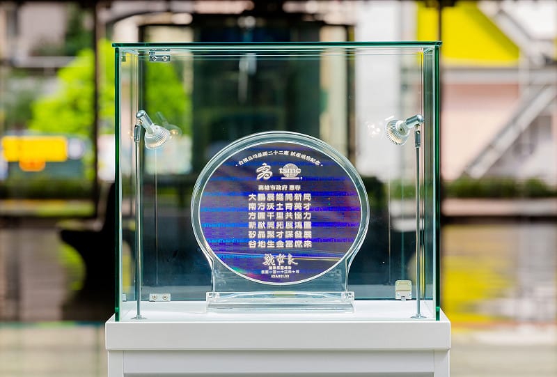 台積電F22廠試產紀念晶圓置於高市府四維行政中心一樓展示，與市民朋友分享屬於高雄的榮耀時刻。&nbsp;&nbsp;&nbsp;圖：高雄市經發局/提供