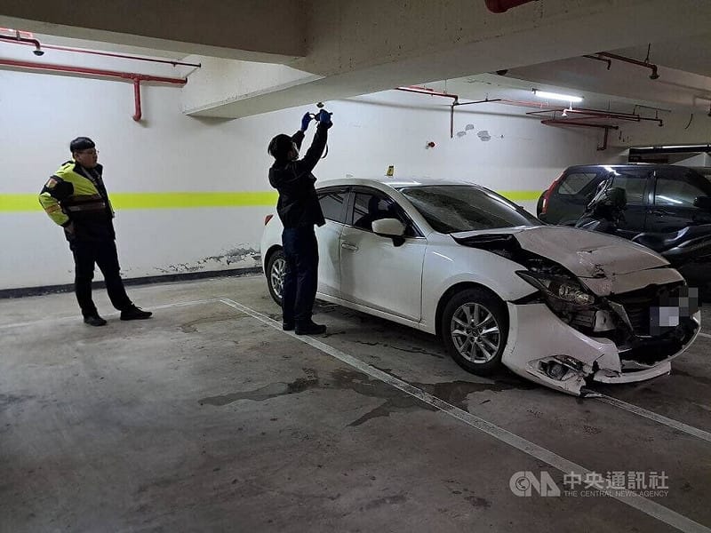 毛姓清潔員1日清晨在新北淡水騎機車上班途中，停等紅燈時遭轎車從後方追撞不治，駕駛肇逃。警方在某社區停車場發現疑肇事車輛，車頭嚴重毀損。（翻攝畫面）中央社記者曹亞沿傳真 115年1月1日&nbsp;&nbsp;&nbsp;