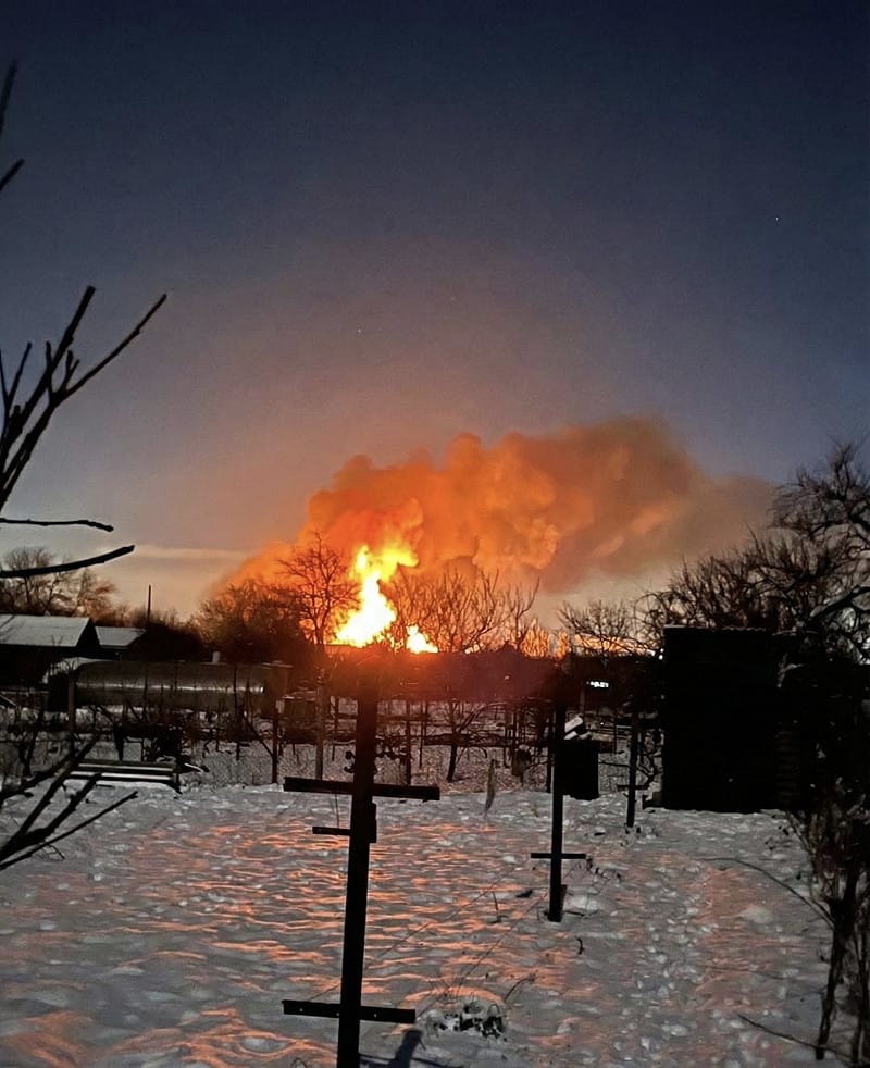  伊爾斯基（Il’skii）煉油廠遭烏克蘭無人機擊中後發生爆炸與火災。 圖：翻攝自 X 