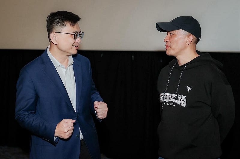 賴瑞隆(左)向龍男(右)致意，肯定他拍攝過程克服重重困難。&nbsp;&nbsp;&nbsp;圖：賴瑞隆辦公室/提供