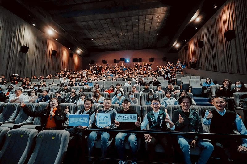 《冠軍之路》今日上映，林俊憲舉辦電影包場活動，邀請崇學國小、立人國小、永信國小少棒隊，以及安平國中女子壘球隊與社區棒球隊一同觀影。中華職棒會長蔡其昌、紀錄片導演龍男·以撒克·凡亞思等人也都出席映後座談會。&nbsp;&nbsp;&nbsp;圖：林俊憲服務處/提供