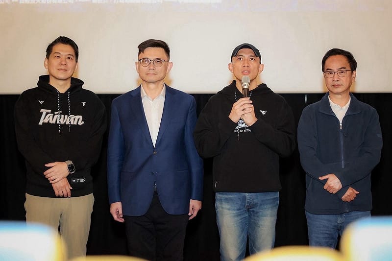 賴瑞隆(左二)與龍男(右二)及李昆澤(右一)、李柏毅(左一)共同觀賞《冠軍之路》紀錄片。&nbsp;&nbsp;&nbsp;圖：賴瑞隆辦公室/提供