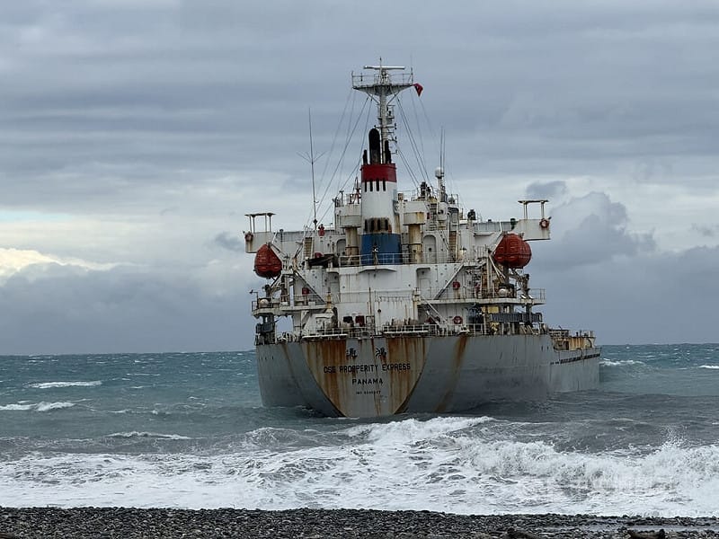 中鋼公司巴拿馬籍散裝船「通鴻輪」1日在化仁海堤附近海域出現主機故障，嘗試自行修復時遭遇強勁風勢，導致輪船往南漂向岸際，隨後通報求援，據了解目前船內17人皆未受傷。中央社記者張祈攝　115年1月1日&nbsp;&nbsp;&nbsp;