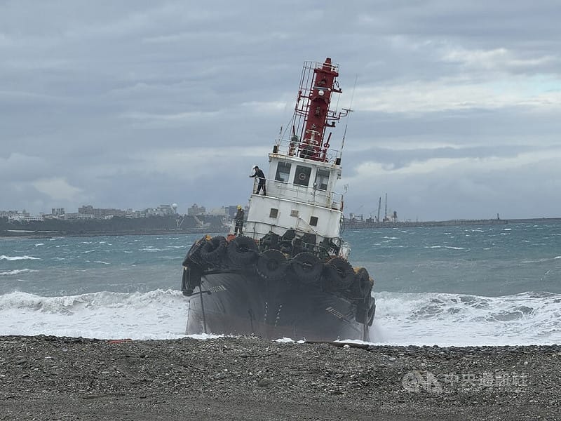 花蓮港務分公司1艘拖船1日赴化仁海堤附近海域欲救援受困岸際的散裝貨船，但因海象惡劣、風向不佳，拖船絞到纜繩失去動力擱淺，5名船員中有1人頭部受傷。中央社記者張祈攝　115年1月1日&nbsp;&nbsp;&nbsp;