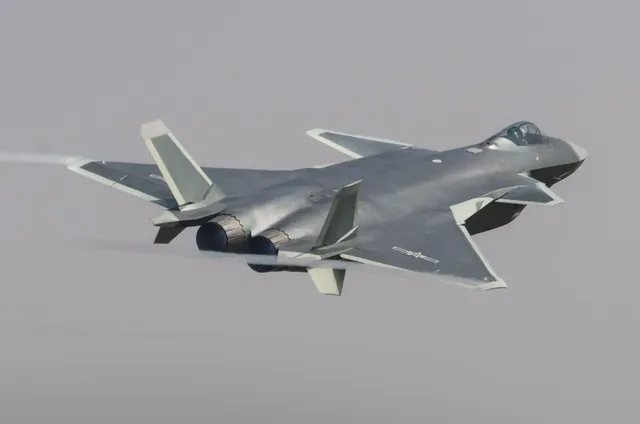 《山海經》中「文鰩魚」是魚身鳥翼、夜間飛行的特徵,對應到現代空戰,代表的就是跨空域作戰能力與高度隱蔽。圖為殲-20 匿蹤戰機。 圖:翻攝自 騰訊新聞@矚望雲霄 《山海經》中「文鰩魚」是魚身鳥翼、夜間飛行的特徵,對應到現代空戰,代表的就是跨空域作戰能力與高度隱蔽。圖為殲-20 匿蹤戰機。 圖:翻攝自 騰訊新聞@矚望雲霄