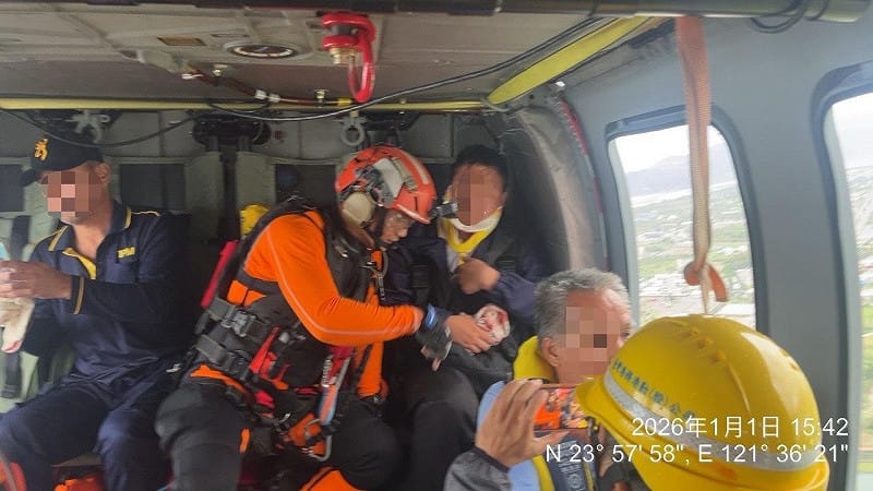 海巡署人員護送受困的船員。&nbsp;&nbsp;&nbsp;圖 : 海巡署/提供