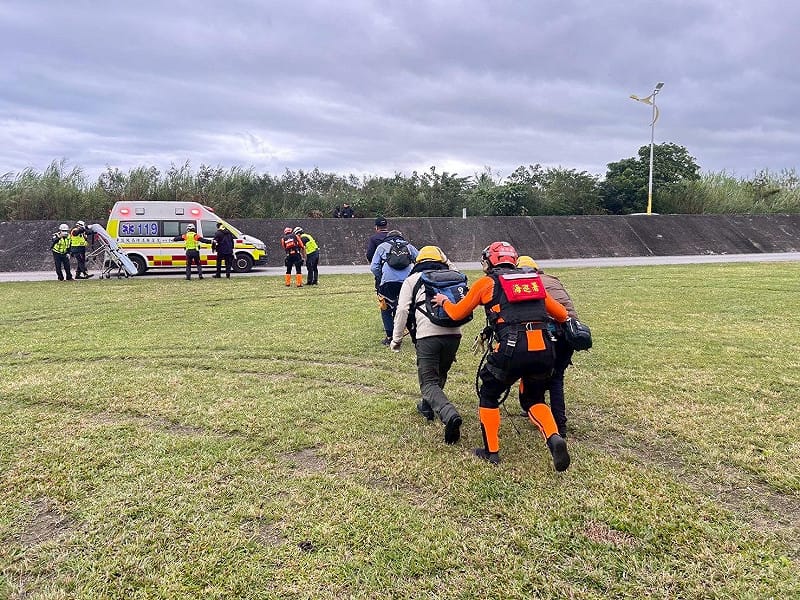 海巡署人員護送受困的船員安全返回地面。&nbsp;&nbsp;&nbsp;圖 : 海巡署/提供