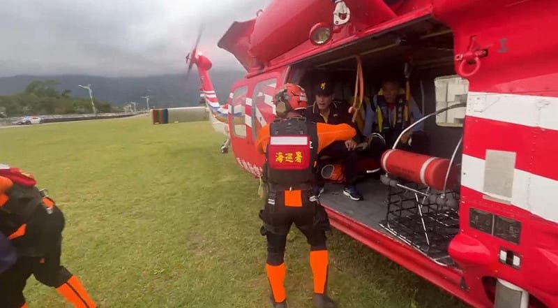 海巡署人員以直升機護送受困的船員安全返回地面。&nbsp;&nbsp;&nbsp;圖 : 海巡署/提供
