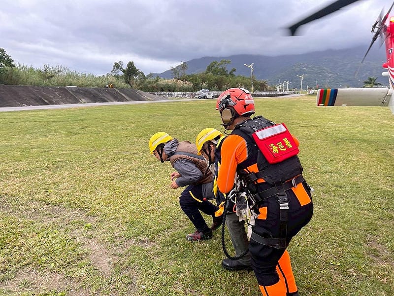 海巡署人員護送受困的船員安全返回地面。&nbsp;&nbsp;&nbsp;圖 : 海巡署/提供