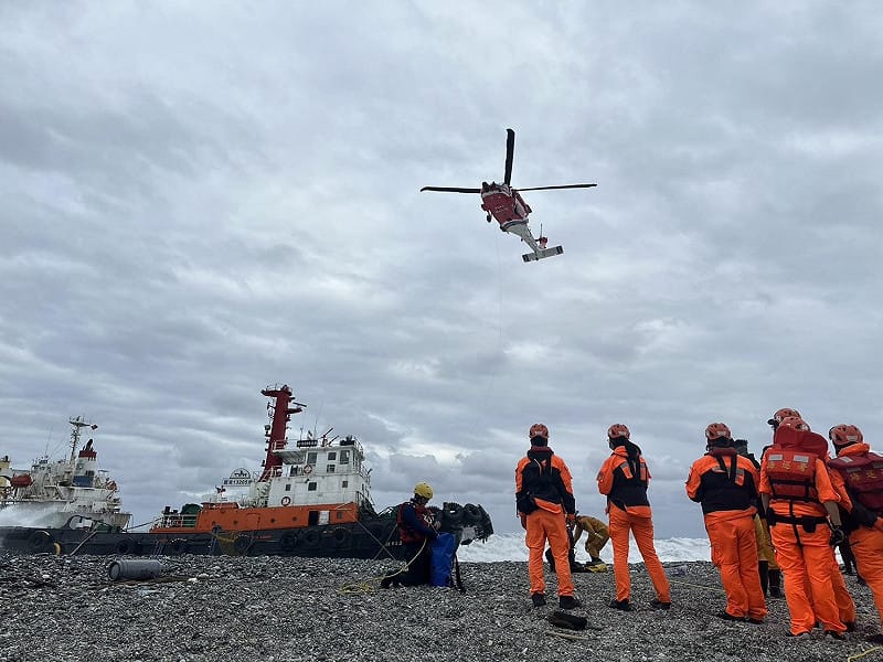 海巡署直升機緊急出動救援受困船員。&nbsp;&nbsp;&nbsp;圖 : 海巡署/提供