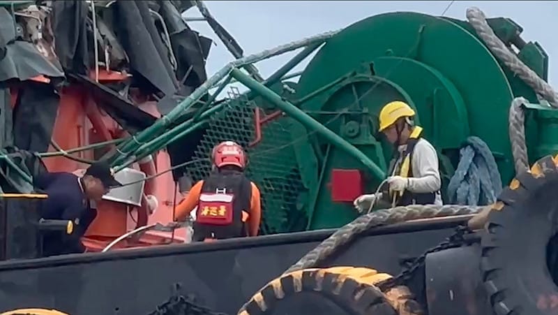 海巡署人員登船進行救援。&nbsp;&nbsp;&nbsp;圖 : 海巡署/提供