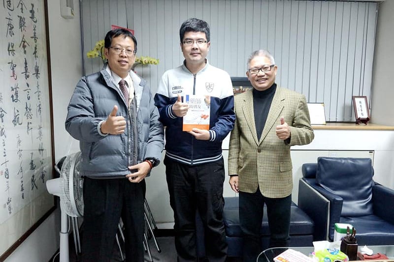 顏邦峻(中)傳出曾引薦林岳龍至台北市政府衛生局。 圖:翻攝自藥師公會全聯會臉書 顏邦峻(中)傳出曾引薦林岳龍至台北市政府衛生局。 圖:翻攝自藥師公會全聯會臉書