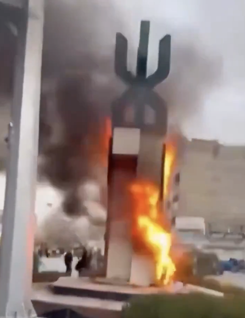 抗議者推倒並燒毀伊朗政權象徵性的雕像。 圖:擷取自 X @ShayanX0 影片 抗議者推倒並燒毀伊朗政權象徵性的雕像。 圖:擷取自 X @ShayanX0 影片