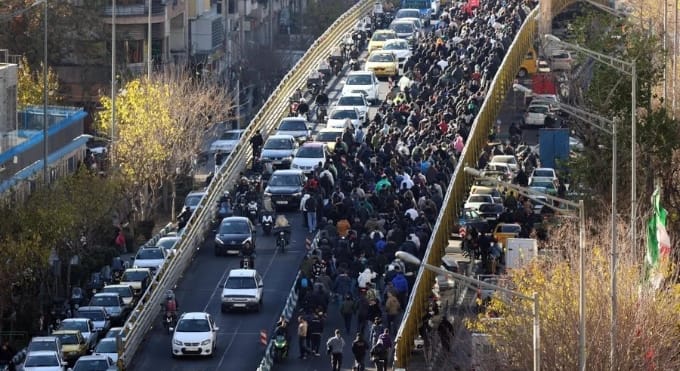 示威者紛紛上街。伊朗多達21省陷入癱瘓。&nbsp;&nbsp;&nbsp;圖 : 翻攝自追著大事跑的人