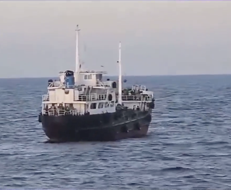 泰國海軍於泰國灣攔截一艘載有5名外籍人士的油輪，遭中國網友起疑。&nbsp;&nbsp;&nbsp;圖：擷取自 X @leocherry8 影片