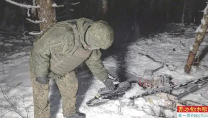 2025年12月31日，俄羅斯國防部發布影片介紹俄羅斯總統官邸日前遭無人機攻擊情況。圖為被擊落的烏克蘭無人機殘骸。 圖:翻攝自南方都市報