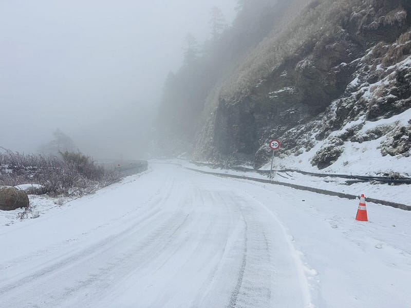 部分路段現已實施加掛雪鏈通行管制，視實際路況調整管制範圍。(示意圖)&nbsp;&nbsp;&nbsp;圖：翻攝自臉書「中橫路況交通資訊站」