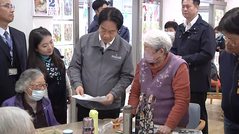  阿嬤熱情向賴清德分享她玩益智遊戲。 圖：翻攝自共訊 