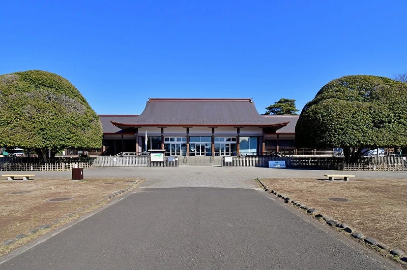 江戶東京建築園遊客中心。現代化建築與歷史園區相映成趣，為訪客提供舒適的入園起點&nbsp;&nbsp;&nbsp;圖：江戶東京建築園 / 提供