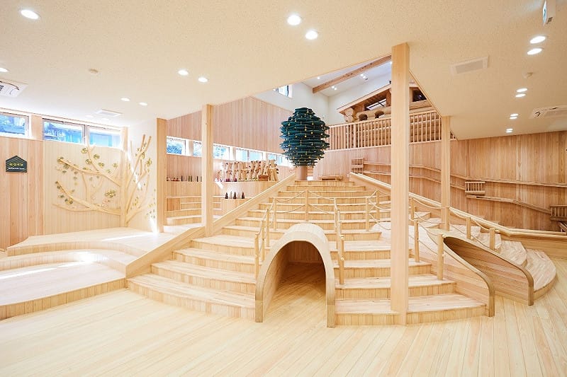 館內寬敞明亮，以大量木材打造的遊戲設施與樓梯結構，呈現溫潤自然的空間感，適合大小孩自由探索與玩耍。&nbsp;&nbsp;&nbsp;圖：檜原森のおもちゃ美術館 / 提供