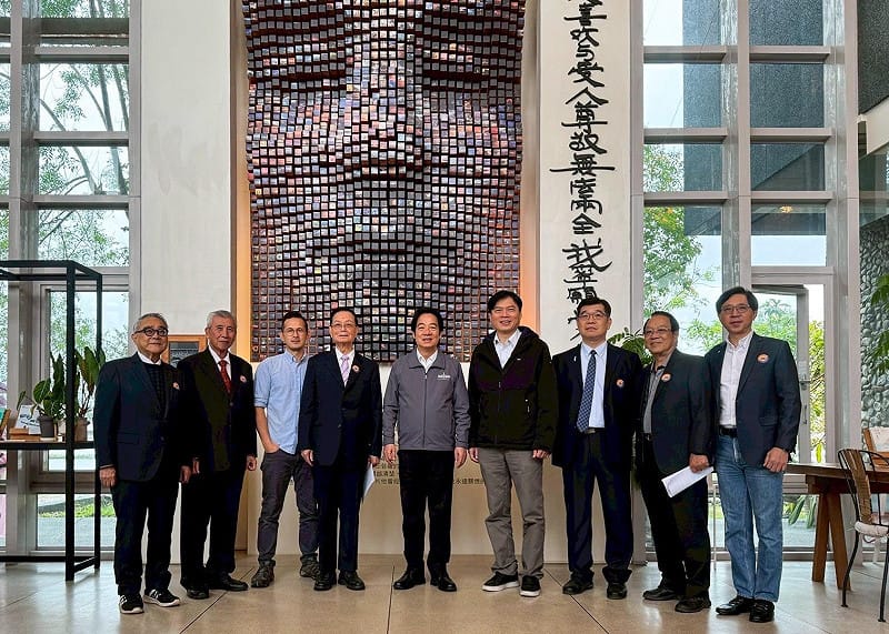 林國漳(右四)說,他不像陳定南那樣有遠見,但一定會更努力。 圖:林國漳辦公室提供 林國漳(右四)說,他不像陳定南那樣有遠見,但一定會更努力。 圖:林國漳辦公室提供