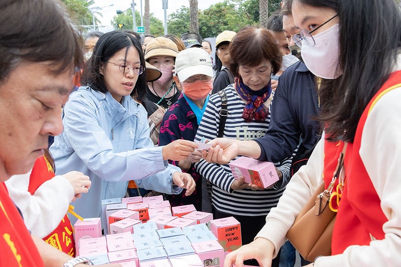  屏東市公所準備保溫瓶，但數量不足，引發民眾不滿，場面混亂。 圖：翻攝自屏東市公所臉書 