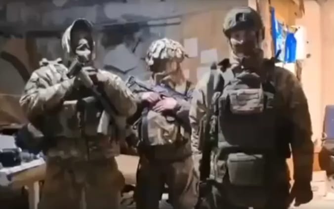 攻占烏軍胡里艾伯勒營指揮所的俄軍，在指揮所內合影。&nbsp;&nbsp;&nbsp;圖：翻攝自 熊熊講堂