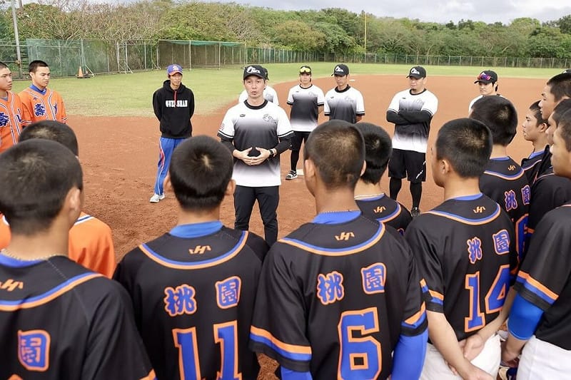 台灣棒球育才協會理事長高志綱（中）舉辦6場棒球交流營，其中一站指導桃園市壽山高中球員。（台灣棒球育才協會提供）中央社記者蘇志畬傳真　115年1月2日&nbsp;&nbsp;&nbsp;