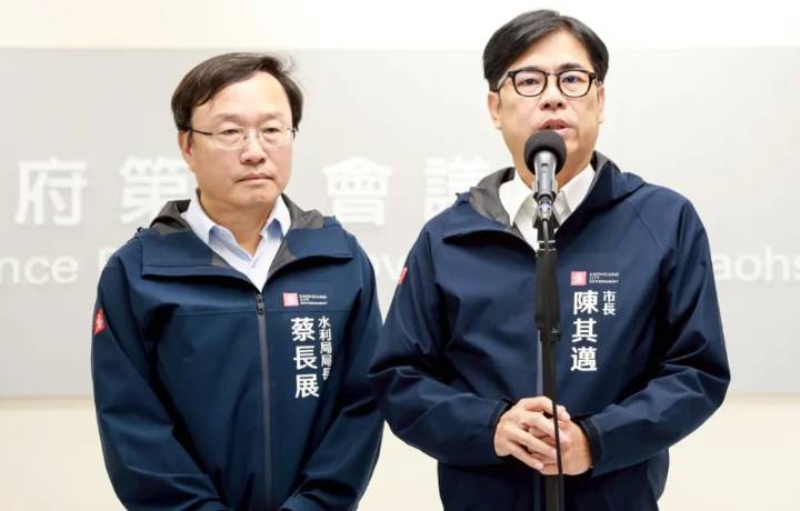 陳其邁(右)愛將蔡長展(左)發布調任內政部參事。&nbsp;&nbsp;&nbsp;圖：高雄市政府/提供（資料照）