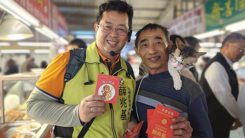 薛兆基(左)將政治理念透過文學形式呈現，希望以文化語言重新打開公共討論的入口。&nbsp;&nbsp;&nbsp;圖：薛兆基競選總部/提供